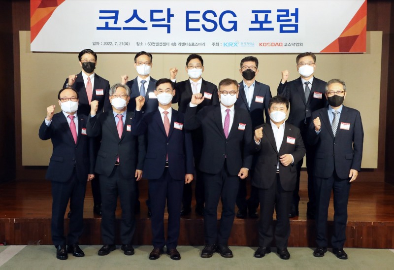 한국거래소는 21일 오전7시30분 여의도 63빌딩에서 코스닥 ESG 포럼을 개최했다. 코스닥시장 ESG 포럼에 앞서 (앞줄 왼쪽 두번째 인사부터) 홍순욱 코스닥시장본부장,장경호 코스닥협회 회장, 김학균 한국거래소 코스닥시장위원장과 참석인사들이 기념촬영을 하고 있다. / 사진제공= 한국거래소(2022.07.21)