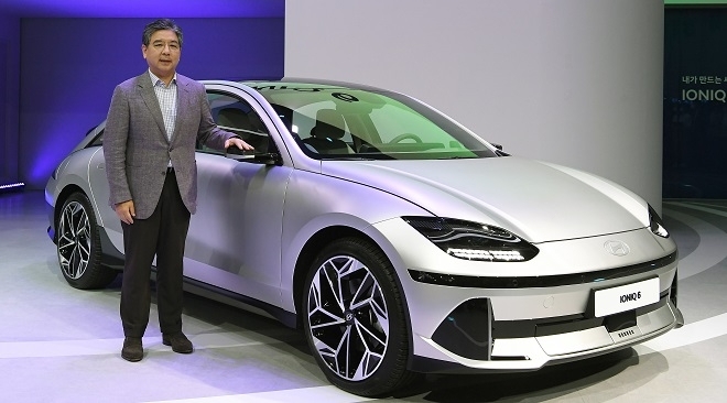 장재훈 현대차 사장과 전용전기차 아이오닉6.