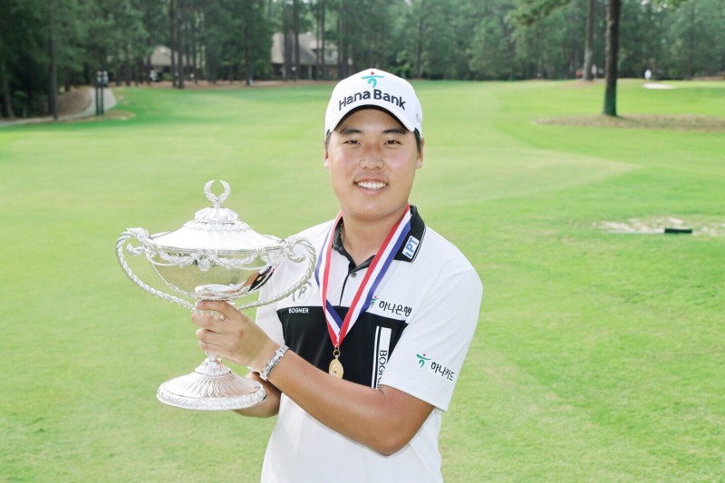 하나금융그룹은 그룹 골프단이 후원하고 있는 자폐성 발달장애 3급인 이승민 선수가 USGA 장애인 US오픈 골프대회에서 초대 우승을 차지했다. 사진은 이승민 선수가 시상식 후 우승 트로피를 들고 환하게 웃으며 기념촬영을 하고 있는 모습. / 사진제공=하나금융그룹