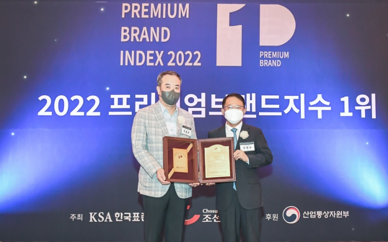 신한카드가 한국표준협회 주관 '2022 프리미엄브랜드지수(KS-PBI) 총 4개 부문에서 1위로 선정됐다. 시상식에서 안중선 신한카드 부사장(왼쪽)과 강명수 한국표준협회 회장이 기념사진을 촬영하고 있다. /사진제공=신한카드