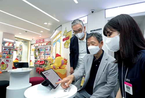 ▲ 황현식 LG유플러스 사장이 U+언택트스토어를 방문해 셀프 개통 서비스를 체험하고 있다. 사진 = LG유플러스