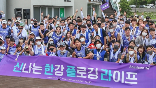▲ 지난 16일 여의도 한강공원에서 진행된 플로깅 캠페인에 참석한 성대규 신한라이프 사장(아랫쪽 가운데)이 참석자들과 함께 기념촬영을 하고 있다. 사진 = 신한라이프