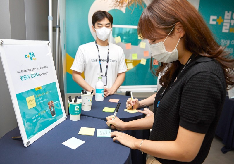 넥슨코리아 직원이 사내 기부 이벤트 '더블유WEEK'에 참여하고 있다. 사진=넥슨