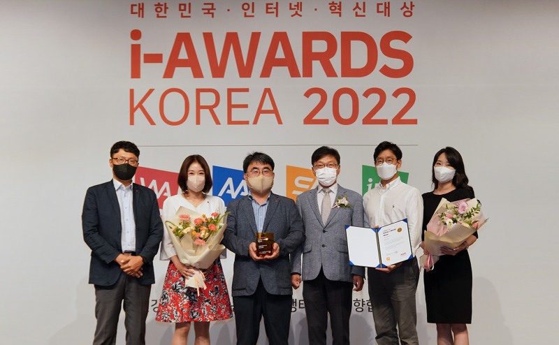 롯데건설 마케팅부문 한정호 상무(왼쪽에서 세 번째)가 ‘소셜아이어워드 2022’ 시상식에서 수상 후 기념촬영을 하고 있다. / 사진제공=롯데건설