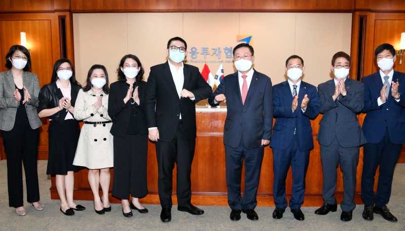 금융투자협회 나재철 회장은 29일 서울 여의도 금융투자협회에서 인도네시아 자산운용협회 대표단과 간담회를 열었다. / 사진제공= 금융투자협회(2022.07.29)