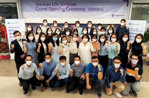 ▲ 신한라이프 베트남 현지 법인에서 이의철 법인장(맨 뒷줄 왼쪽에서 다섯번째)과 직원들이 기념촬영을 하고 있다. 사진 = 신한라이프