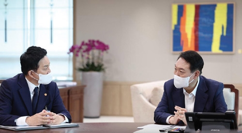 ▲ 지난달 18일 윤석열 대통령이 원희룡 국토교통부 장관에게 ‘2022년 핵심 추진과제’ 업무보고를 받고 있다. 사진 = 제 20대 대통령실