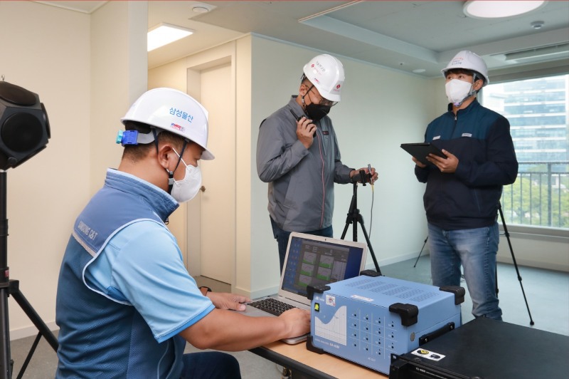 삼성물산-포스코건설-롯데건설 등 3사 연구원들이 모여 층간소음 관련 기술을 실험하고 있다. / 사진제공=삼성물산