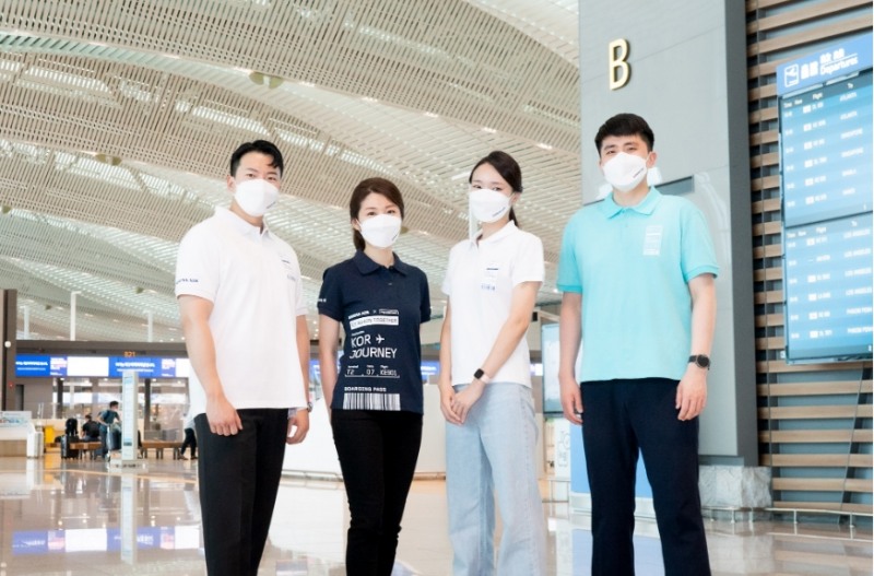 현대카드가 지난 7월 1일 대한항공과 손잡고 ‘대한항공카드’의 디자인을 기반으로 한 대한항공 직원용 특별 유니폼을 공개했다. /사진제공=현대카드 뉴스룸