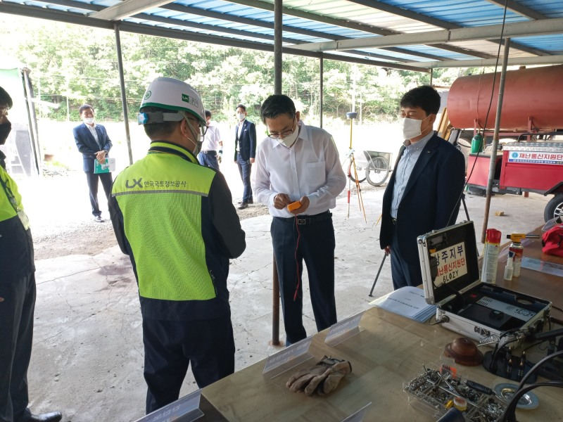 김정렬 LX공사 사장(오른쪽에서 두번째)이 2022년 8월4일 LX상주지사를 방문해 전기울타리 제거를 위한 전기테스터기를 점검하고 있다. /사진제공=LX공사
