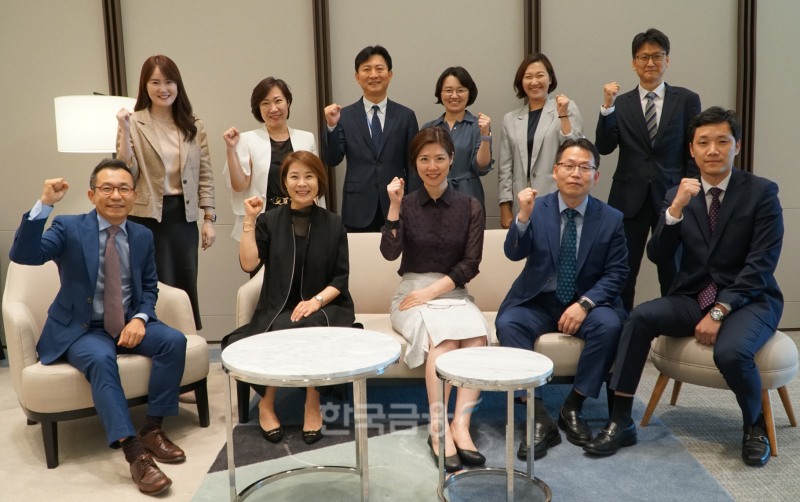 김윤희 TCE 시그니처센터장(앞줄 왼쪽에서 두 번째)과 PB들이 함께 파이팅을 외치고 있다. / 사진=김관주 기자