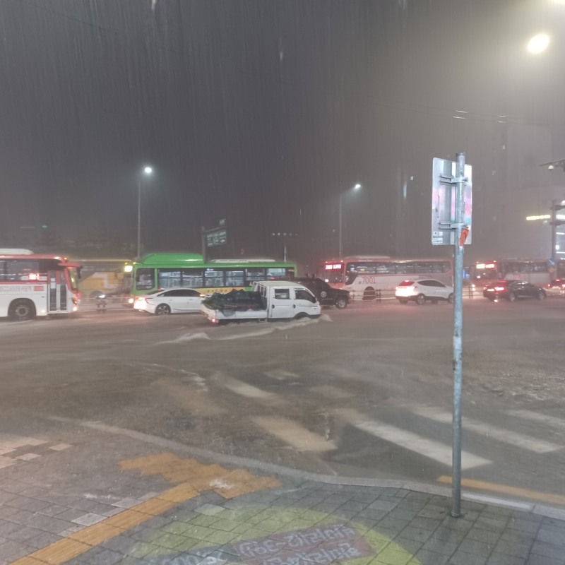 지난 밤 사이 내린 폭우로 편의점 업계 침수 피해가 잇따랐다. 사진은 8일 저녁 사당역 인근 모습이다./사진=한국금융신문
