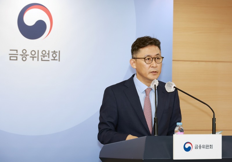 권대영 금융위원회 금융정책국장이 10일 서울 정부서울청사 합동브리핑실에서 자영업자·소상공인 고금리 대환 관련 브리핑을 하고 있다./사진=금융위원회(2022.08.10)