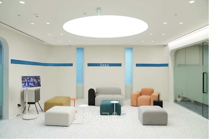 신영증권(대표 원종석‧황성엽)이 10일 디지털 시대에 최적화한 방향으로 새롭게 단장한 영업점 에이팩스 대치’(APEX 대치) 내부./사진=신영증권