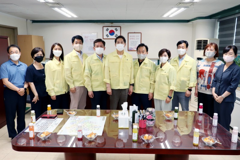 길기영 의장(가운데)을 비롯한 의원들이 보건소를 찾아 직원들과 기념 촬영을 하는 모습. 사진제공=서울 중구의회