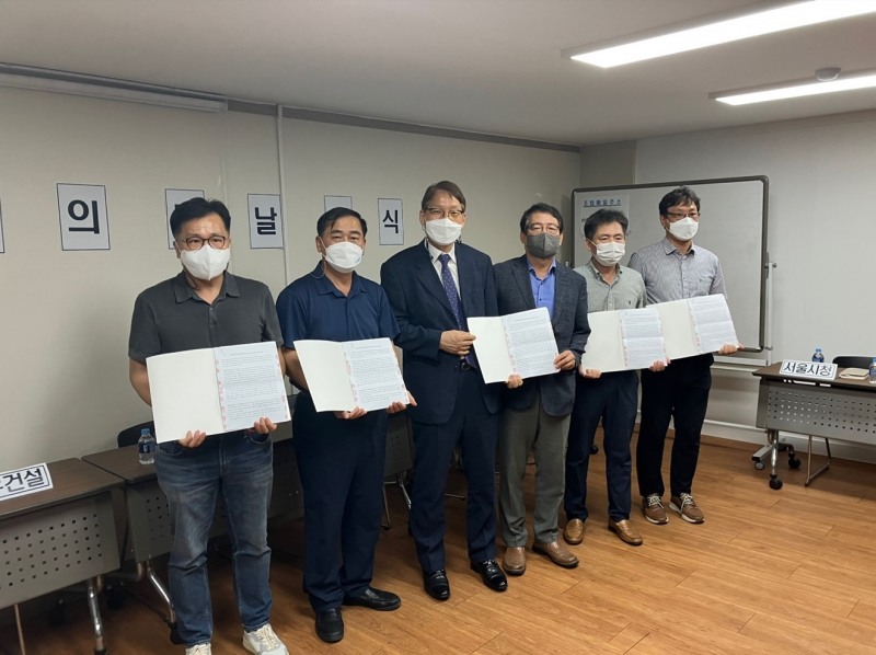 둔촌주공 재건축 조합과 시공사단 관계자들이 11일 합의문에 날인하고 기념촬영을 하는 모습/사진제공=강동구