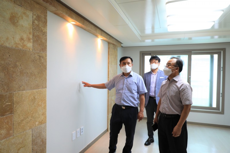 하승호 LH 국민주거복지본부장(왼쪽 첫 번째)이 주택 상태를 점검하고 있다./사진제공=LH