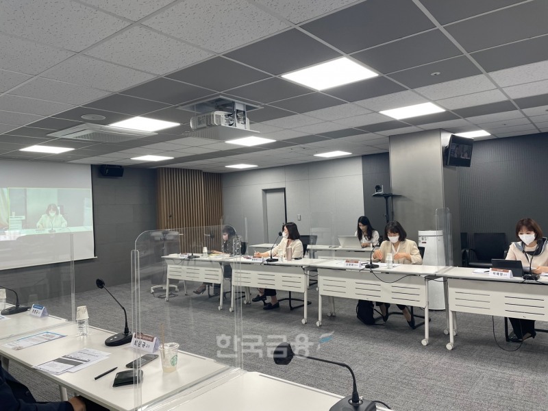 12일 오후3시 보험연구원 12층에서 열린 '제6회 보험법 포럼 '보험약관 해석과 작성자 불이익 원칙'에서 보험연구원 황현아 연구위원이 주제발표를 하고 있다./사진=전하경 기자