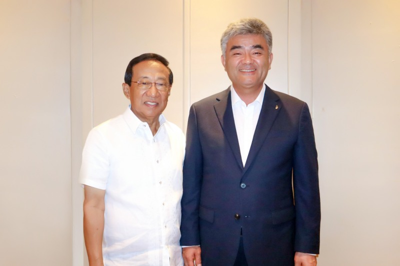 정원주 중흥그룹 부회장(오른쪽)과 마누엘 보노안 필리핀 교통부 장관이 지난 2022년 8월 16일 면담 후 기념 촬영을 하고 있다.