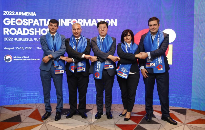 LX공사 최규명 부사장(가운데)이 8월16일 아르메니아 수도인 예레반 시에서 열린 ‘2022 공간정보 해외진출 로드쇼’에서 아르메니아 정부 관계자들과 기념촬영을 하고 있다. / 사진제공=LX공사