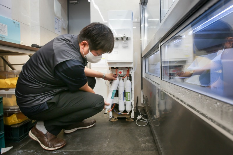 코웨이가 폭우 피해 고객 대상으로 무상 AS를 제공한다./사진제공=코웨이