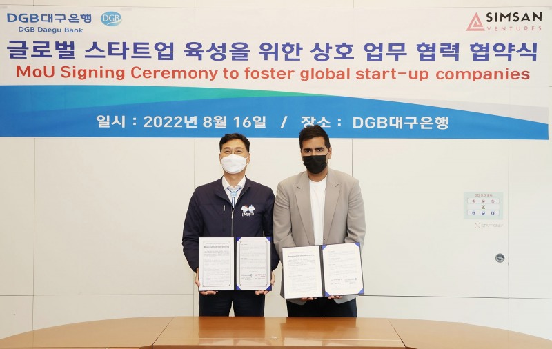 이재철 DGB대구은행 부행장(사진 왼쪽)과 사힐 초프라가 심산벤처스 공동대표가 16일 대구은행 본점에서 열린 업무 협약식에서 기념촬영을 하고 있다./사진=DGB대구은행