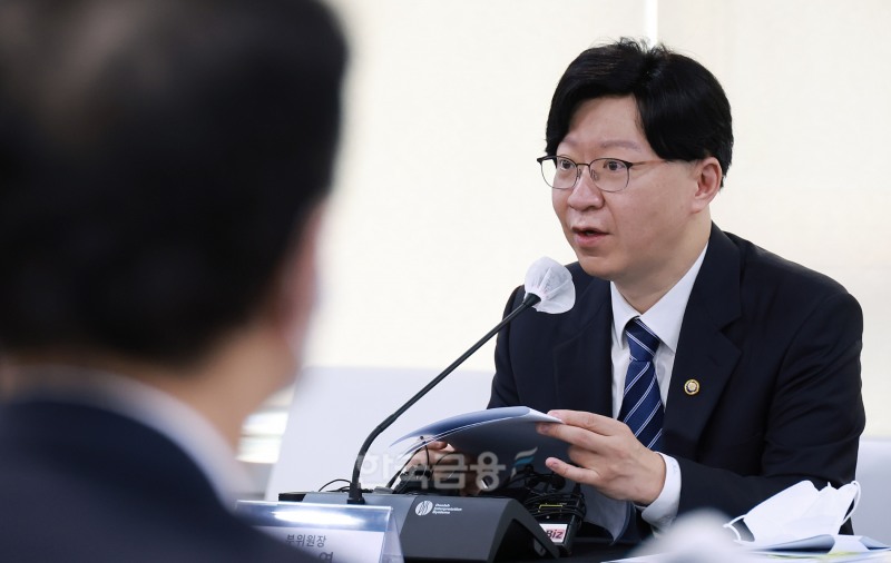 김소영 금융위원회(위원장 김주현) 부위원장이 17일 오전 서울 마포구 마포 프론트원에서 개최된 ‘디지털 자산 민‧관 합동 임시 조직(TF‧Task Force)’ 출범 및 1차 회의에 참석해 관련 기관 및 금융·법조계 전문가 등과 함께 가상 자산 관련 다양한 정책 이슈(Issue·문제)에 대한 의견 수렴 및 대응 방안을 모색하고 있다./사진=금융위