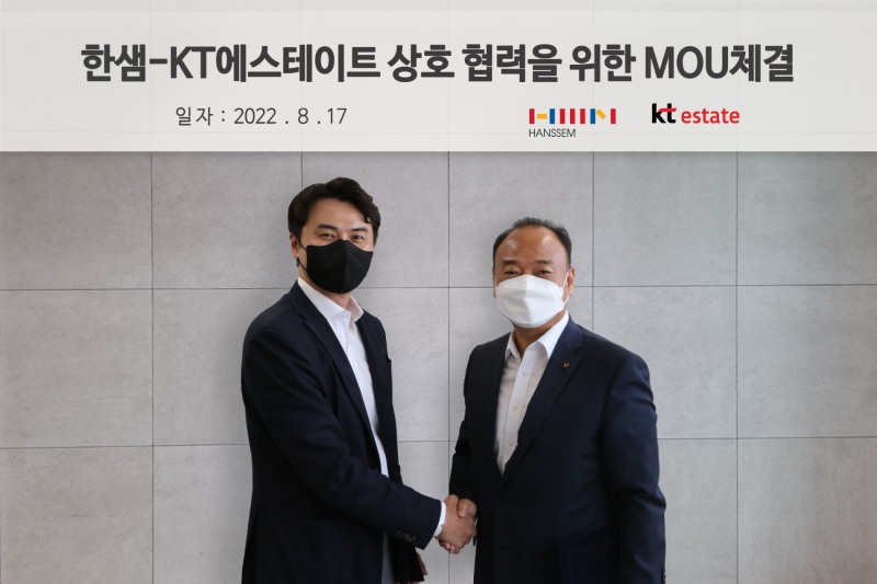 조용한 한샘 SCM본부장(좌)과 이규식 KT에스테이트 프로젝트수행본부장이 사업 협력을 위한 양해 각서를 체결하고 기념 사진을 촬영하고 있다./사진제공=한샘