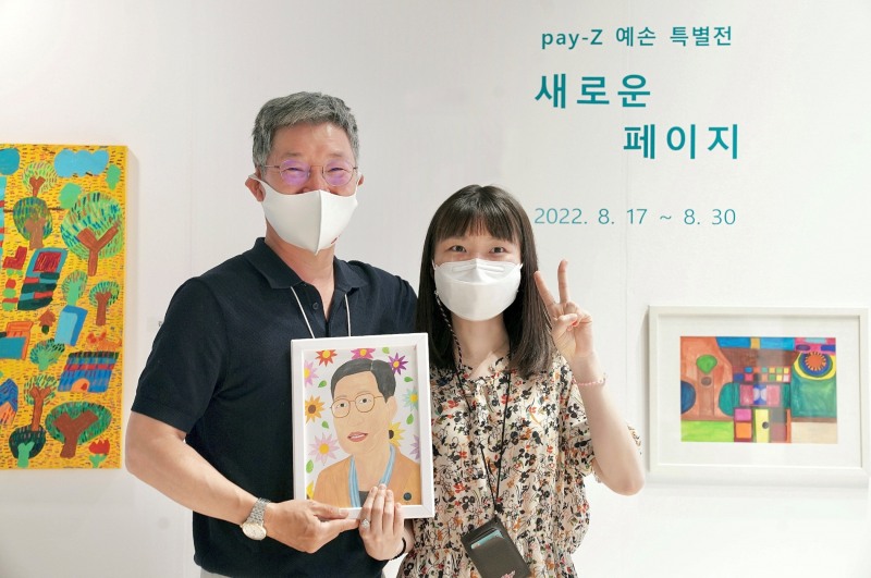 최원석 BC카드 사장(왼쪽)이 지난 17일 BC카드 사옥에서 발달장애 예술가 작품을 소개하는 전시회에 참석했다. /사진제공=BC카드