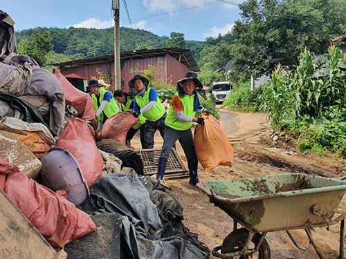 농협, 집중호우 피해 농가 수해복구 작업