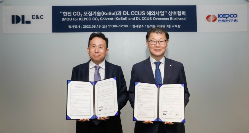 DL이앤씨 유재형 CCUS사업부 담당임원(왼쪽)과 이중호 한국전력공사 전력연구원장이 19일 DL이앤씨 본사에서 협약을 체결하고 기념촬영을 하는 모습. /사진제공=DL이앤씨
