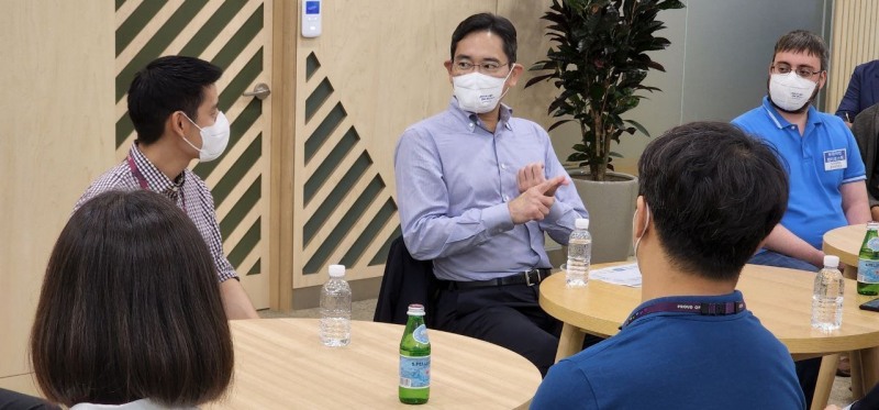 이재용 부회장이 19일 삼성전자 화성캠퍼스에서 임직원들과 간담회를 갖고 이야기를 나누고 있다. 2022.08.19. 사진=삼성전자