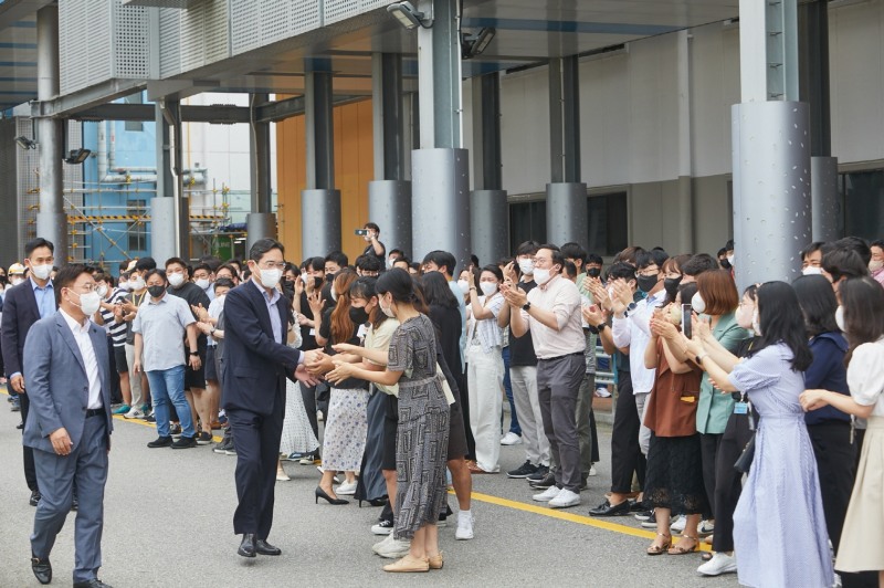 이재용 부회장이 기흥 반도체 R&D단지 기공식에서 직원들과 반갑게 인사하고 있다. 2022.08.19. 사진=삼성전자