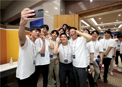 ▲ 백정완 대우건설 사장이 신입사원 교육 행사 이후 신입사원들과 기념촬영을 하고 있다. 사진제공 = 대우건설