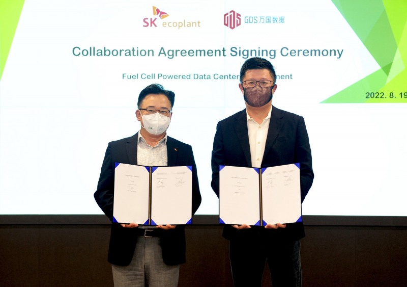 박경일 SK에코플랜트 사장(왼쪽)과 황 웨이(William Wei Huang) GDS 회장이 협약서를 들고 기념촬영을 하고 있다. / 사진제공=SK에코플랜트
