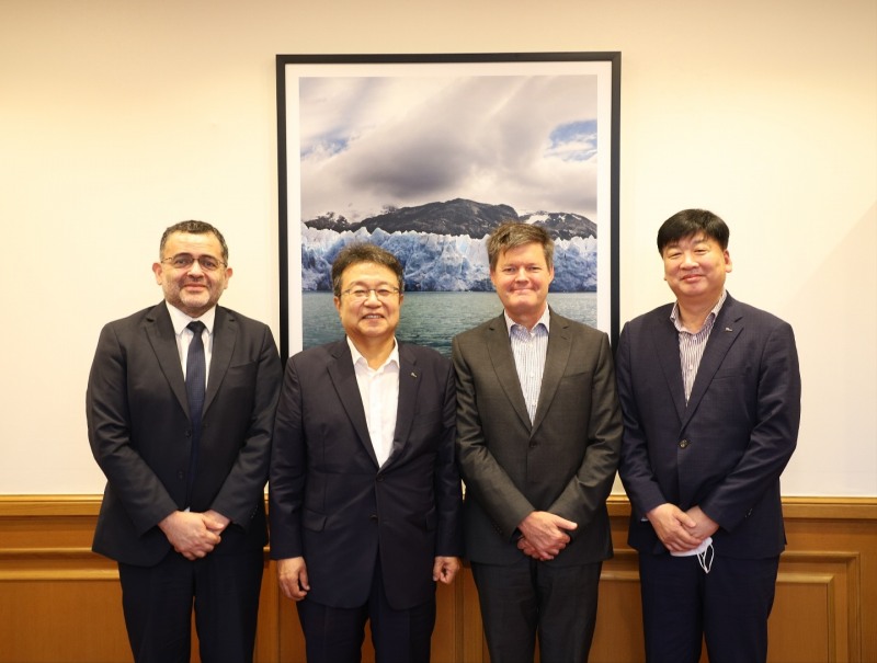 왼쪽부터 호세미겔 세뿔베다 상무관, 포스코건설 한성희 사장, 마티아스 프랑케 칠레대사, 포스코건설 김진태 플랜트사업실장 / 사진제공=포스코건설