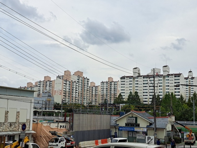 경의중앙선 (구)일산역 뒤로 펼쳐져있는 일산 아파트 전경 / 사진=장호성 기자