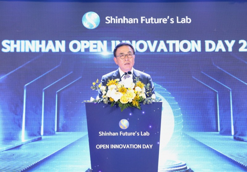 조용병 신한금융그룹 회장이 베트남 하노이에서 ‘신한퓨처스랩 하노이 개소식’과 ‘오픈이노베이션’을 진행한 가운데 환영사를 하고 있다. / 사진제공=신한금융