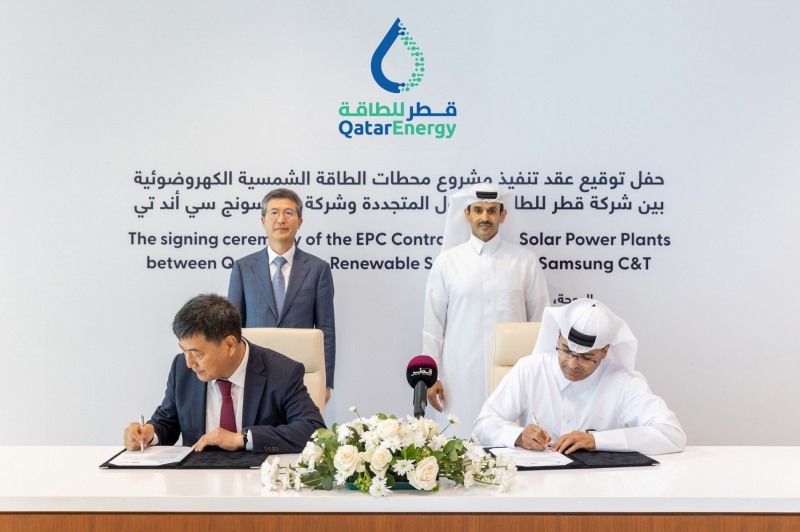 23일 카타르 국영에너지기업인 카타르에너지 본사에서 삼성물산 오세철 대표(뒷편 왼쪽 첫번째)와 카타르에너지 사드 셰리다 알 카비(뒷편 왼쪽 두번째) 대표가 계약서에 서명하는 모습을 지켜보고 있다. / 사진제공=삼성물산