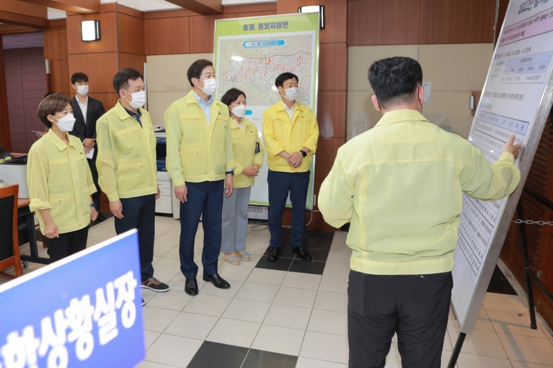 왼쪽부터 이정미 의원, 윤판오 부의장, 길기영 의장, 조미정 의원, 송재천 의원들이 관계자로부터 을지연습 훈련 현황에 대해 보고받는 모습. /사진제공=중구의회