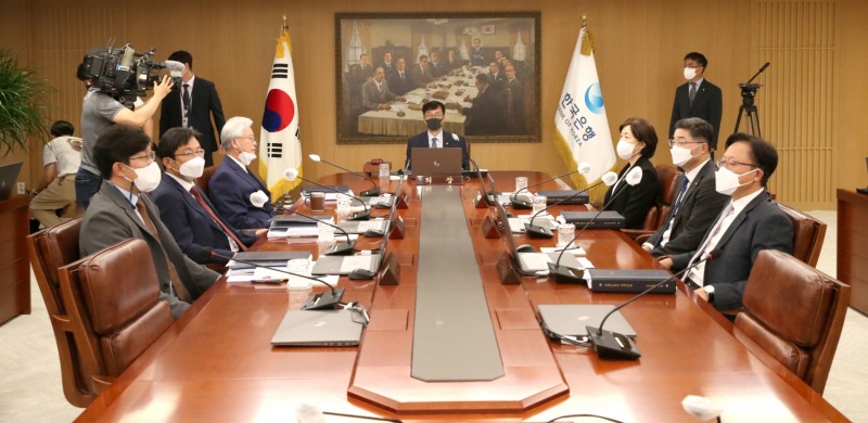 이창용 한국은행 총재가 25일 오전 서울 중구 한국은행에서 열린 금융통화위원회 본회의에서 회의를 주재하고 있다. / 사진제공= 한국은행(2022.08.25)