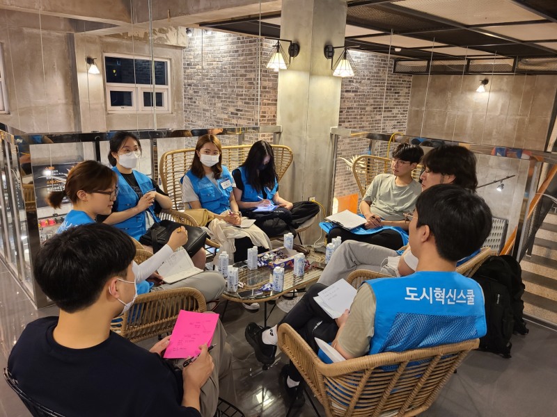 도시재생 아이디어 토론 중인 도시혁신스쿨 참여 학생들 / 사진제공=포스코건설