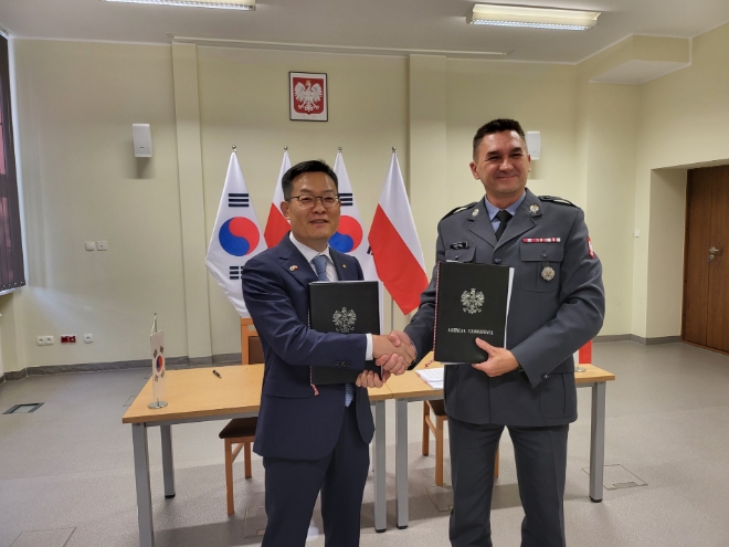 한화디펜스는 지난 26일 폴란드 모롱크시 소재 기계화부대에서 폴란드 정부와 K9 자주포, 155미리 탄약류 등을 공급하는 3조2000억 원 규모의 대형 계약을 체결했다. 사진=한화디펜스.