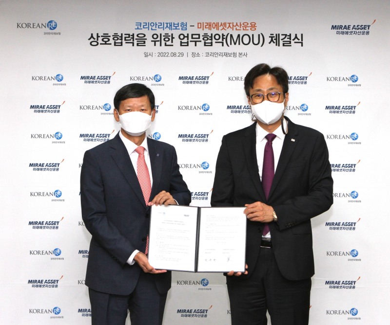 미래에셋자산운용과 코리안리는 지난 29일 종로구 수송동 코리안리 빌딩에서 해외법인자금 위탁운용을 위한 양해각서를 체결했다. 왼쪽부터 원종규 코리안리재보험 대표이사 사장, 이병성 미래에셋자산운용 대표이사 / 사진제공= 미래에셋자산운용(2022.08.30)