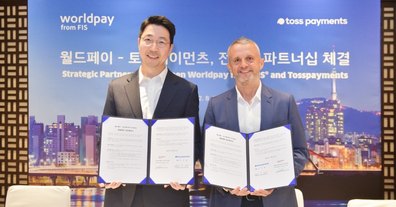 김민표 토스페이먼츠 대표(왼쪽)와 필 폼포드 FIS 월드페이 아시아 총괄(오른쪽)이 30일 전략적 파트너십을 체결했다. /사진제공=토스페이먼츠