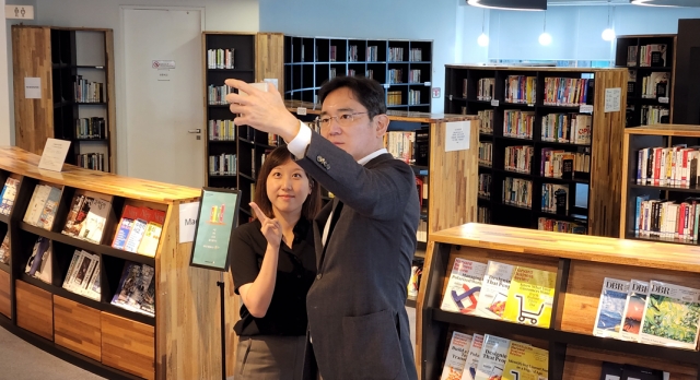 이재용 삼성전자 부회장이 30일 삼성SDS 잠실캠퍼스를 찾아 워킹맘 직원과 셀카를 찍고 있다. 2022.08.30. 사진=삼성전자