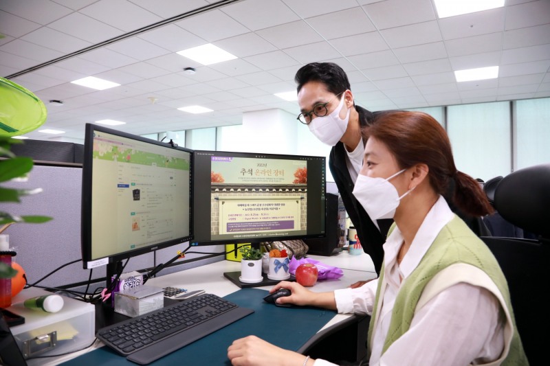 삼성 직원들이 추석 맞이 온라인 장터에서 상품을 구입하고 있다. 사진=삼성전자