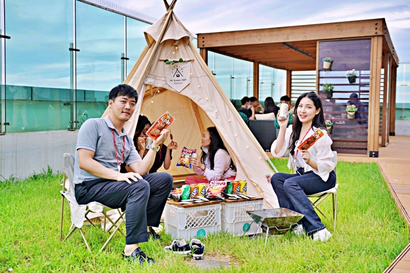 롯데제과 양평빌딩에서 진행 된 오피스어택 ‘오늘 간식은 꾸맥이닭’ 이벤트./ 사진제공 = 롯데제과