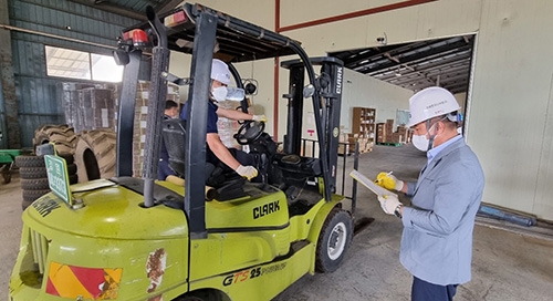 ▲ 강원검사국은 지난 30일 양구군농협 미곡종합처리장에서 중대재해 예방을 위한 현장점검 실시하는 모습. 사진=농협중앙회 강원검사국 제공