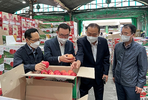 농협경제지주, 가락공판장서 추석 농산물 수급상황 점검
